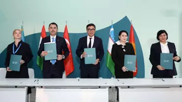 Emine Erdoğan, COP29'da iklim gönüllüsü gençlerle bir araya geldi