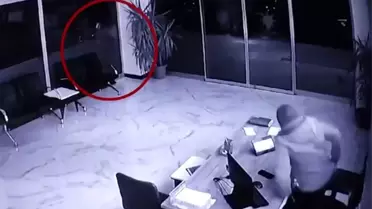 AK Parti Beylikdüzü binasına taşlı saldırı