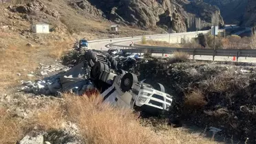 Tortum'da Tır Devrildi: Sürücü Hayatını Kaybetti