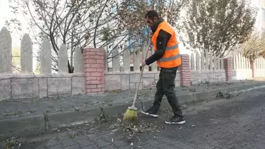 Kars'ta belediyenin temizlik görevlisinin Türk bayrağı hassasiyeti takdir topladı