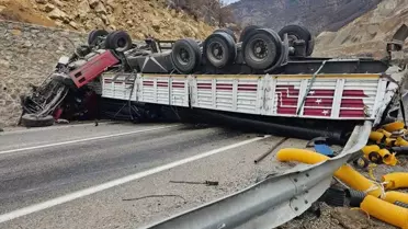Gümüşhane'de Tır Kazası: Sürücü Hastaneye Kaldırıldı