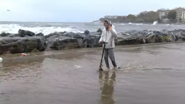Kadıköy Kalamış Sahili'nde Şiddetli Lodos Dev Dalgalar Oluşturdu