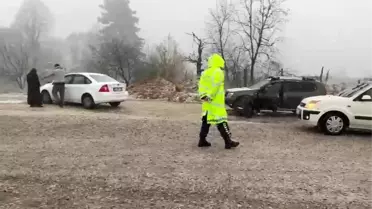 İnegöl'de Kar Yağışı Sürücülere Zor Anlar Yaşatıyor