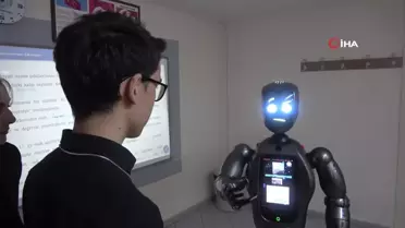 Türkiye'nin ilk insanımsı yapay zekalı robotu öğretmenliğe başladı