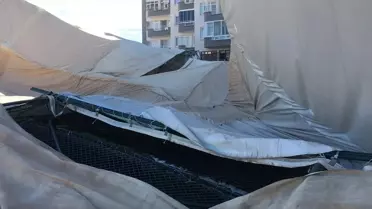 Erdemli'de Fırtına Sergi Hasarına Neden Oldu