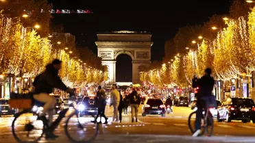 Paris'te Noel Işıklandırma Töreni