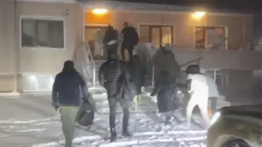 Artvin'de Kaya Saplanarak Mahsur Kalan Tur Otobüsü Kurtarıldı