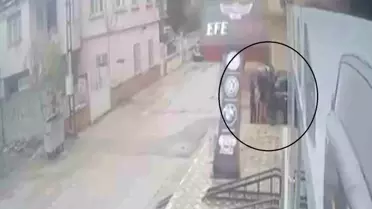 Hatay'da Tabela Devrildi, Çocuk Kılpayı Kurtuldu