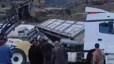 Diyarbakır'da Arpa Yüklü TIR'ın Dorsesi Devrildi