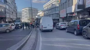 Güngören'de yol çöktü; 2 kamyon mahsur kaldı -1