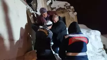 Kayseri'de Kar Yükü Ev Çatısını Çökertti, Mahsur Kalan Çift Kurtarıldı