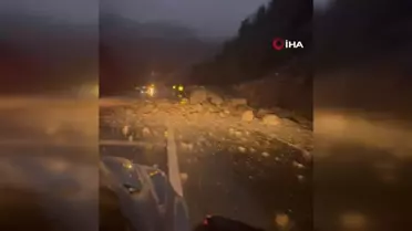 Artvin'de Heyelan: Karayolu Kapandı