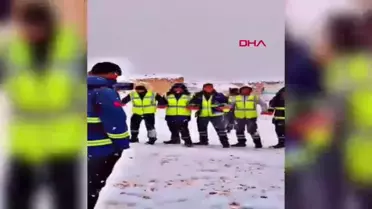 Şırnak'ta petrol sahasında kar yağışı halayla kutlandı