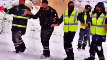 Gabar Dağı'nda işçiler, kar yağışını halay çekerek kutladı