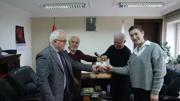Emekli Öğretmenden Domates Tohumu Bağışı