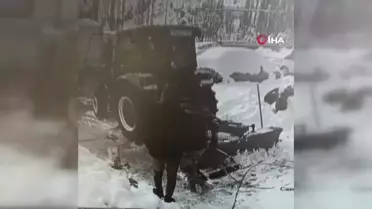 Kar Kütlesi Lastikçinin Üzerine Düştü
