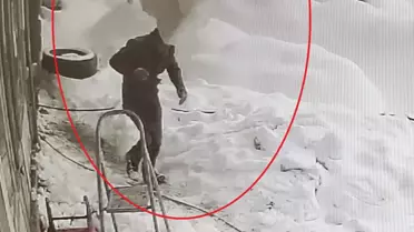 Lastik tamircisinin üzerine çatıdan kar kütlesi düştü