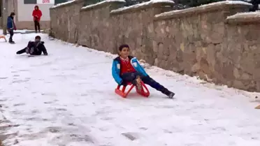 Sarıkamış'ta Çocuklar Kızak Keyfi Yaşadı