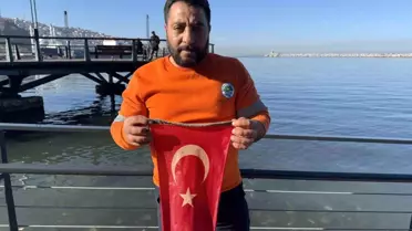 Belediye personeli denize düşen Türk bayrağı için buz gibi suya girdi