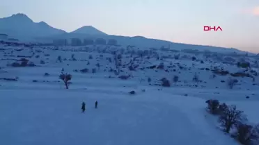 Kayseri'de Kar Üzerinde Atlı Kayak Keyfi