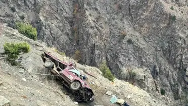 Artvin'de Kamyonet Şarampole Yuvarlandı