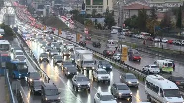 İstanbul'da Yağmur Trafik Yoğunluğunu Artırdı