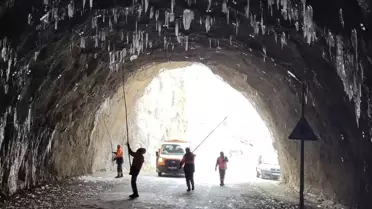 Kemaliye'de Soğuk Hava Nedeniyle Taş Yolda Buz Sarkıtları Oluştu