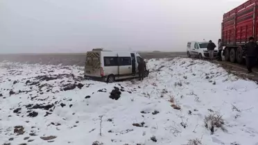 Kayseri'de Servis Midibüsü Tırla Çarpıştı