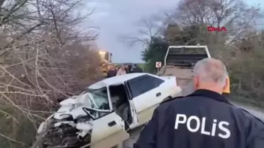 Sakarya'da Otomobil ve Kamyon Kafa Kafaya Çarpıştı: Anne ve Oğlu Hayatını Kaybetti