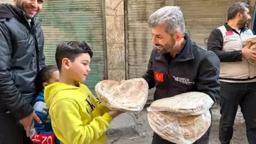 Halep'e Acil Yardım: Ekmek ve Tatlı Dağıtımı