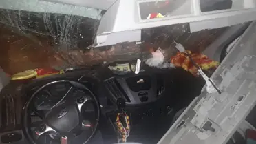 Artvin'de Çatıdan Düşen Kar Kütlesi Kamyonete Zarar Verdi