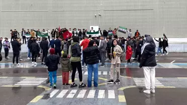 İzmir'de Suriyelilerden Sevinç Gösterisi