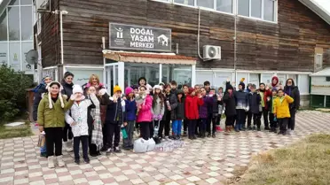 Öğrencilerden Sokak Hayvanlarına Mama Bağışı