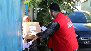 Şehzadeler Belediyesi, 250 Aileye Gıda Yardımı Dağıtıyor