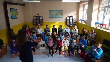 Öğretmen İşaret Dili Eğitimi Veriyor