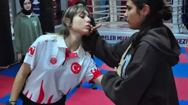 Muay Thai Antrenörü Kız Öğrencileri Kendilerini Savunmaya Hazırlıyor