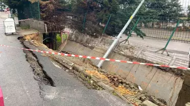 Ataşehir'de Benzin İstasyonu Duvarı Çöktü