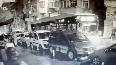 İETT Otobüsü Yol Çökmesi Sonucu Çukura Düştü