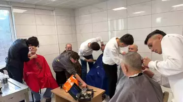 Öğrenciler Huzurevi'nde Kuaförlük Hizmeti Verdi