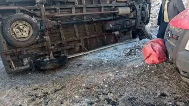 Yüksekova'da Öğretmen Servisi Devrildi