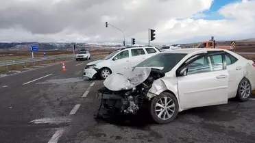 Şarkışla'da Trafik Kazası: İki Sürücü Yaralandı