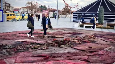 Gazze'deki yıkıma Mevlana Meydanı'na serdikleri halılarla dikkati çekiyorlar