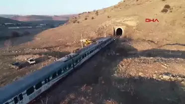 Başkentray Treni Kaya ile Çarpıştı, Makinist Yaralandı