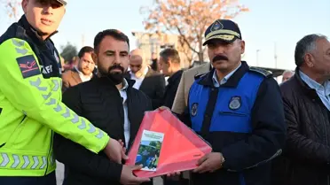 Kadirli'de Traktör Sürücülerine Reflektör Dağıtıldı