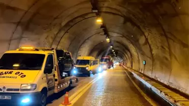 Artvin'de Heyelan: Karayolu Kapandı