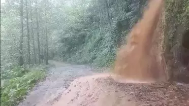 Rize'de sağanak yağış heyelana neden oldu: O anlar kameralara böyle yansıdı