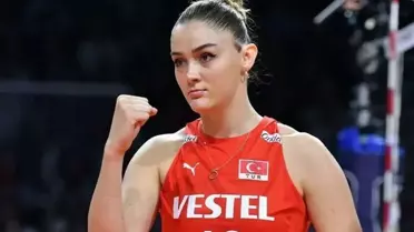 Zehra Güneş mini elbisesiyle ortalığı salladı