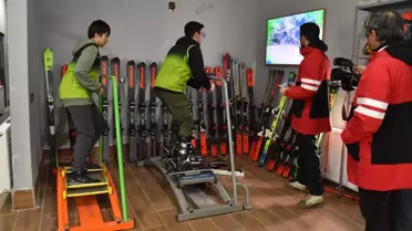 Kayak takımı, Uludağ'da yeterince kar olmadığı için yarışmalara salonda simülatörle hazırlanıyor
