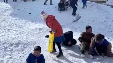 Öğrenciler Naylon Poşetle Kayak Yaptı