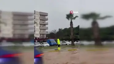 Milas'ta Trafik Ekipleri Sağanak Yağışta Vatandaşların Yardımına Koştu